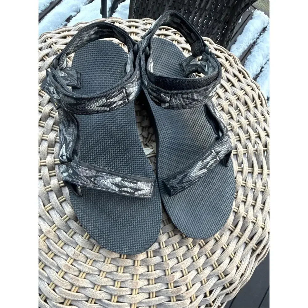 Teva Original Universal Men's US 9 Adjustable Outdoor grey black Sandals.